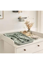 
                        
                          將圖片載入圖庫檢視器 Leander Changing Mat Topper Sage Green
                        
                      