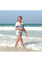 
                        
                          將圖片載入圖庫檢視器 Mini Monkey Mini Sling Blue colour a mum carrier a baby walking on the beach
                        
                      