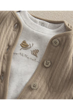 
                        
                          將圖片載入圖庫檢視器 Mamas &amp; Papas Snail Quilted Jacket &amp; Joggers Set
                        
                      