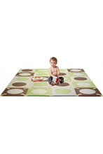 
                        
                          將圖片載入圖庫檢視器 Skip Hop Playspots Interlocking Foam Tiles Green/Brown baby on the play mat
                        
                      