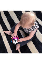 
                        
                          將圖片載入圖庫檢視器 Baby Einstein Curious Car Zen Oball Toy Car &amp; Rattle
                        
                      