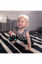 
                        
                          將圖片載入圖庫檢視器 Baby Einstein Curious Car Zen Oball Toy Car &amp; Rattle
                        
                      