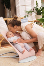 
                        
                          Load image into Gallery viewer, Babybjorn Bouncer Bliss Woven Mélange (Light Pink) mum kiss with baby
                        
                      