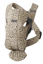 
                        
                          將圖片載入圖庫檢視器 BabyBjörn Baby Carrier Mini - Beige/Dark Grey, Woven
                        
                      