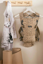 
                        
                          將圖片載入圖庫檢視器 BabyBjörn Baby Carrier Mini - Beige/Dark Grey, Woven
                        
                      