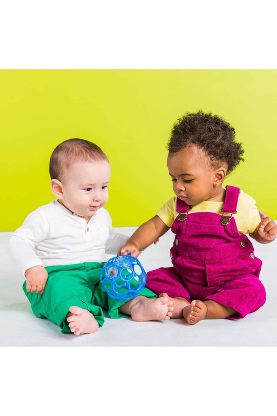 Bright Starts Oball Easy Grasp Rattle – Sonajero De Pelota Flexible Con 29 Agujeros Para Dedos – Sin BPA – Edad: Recién Nacido – Fácil De Agarrar Para Manos Pequeñas