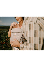 
                        
                          將圖片載入圖庫檢視器 Ergobaby Omni Deluxe All-in-One Mesh Baby Carrier  - Pearl Grey
                        
                      