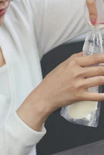 
                        
                          Load image into Gallery viewer, iMani Breast Milk Storage Bag 180ml (30pcs) - Online Exclusive using the breast milk storage bag
                        
                      