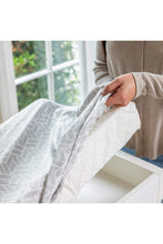 
                        
                          將圖片載入圖庫檢視器 FREE GIFT - Ingenuity Basic Changing Essentials Kit with Changing Pad
                        
                      