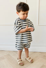 
                        
                          將圖片載入圖庫檢視器 Jamie Kay Organic Cotton Waffle Leith Short - Oliver Stripe Atlantic/Cloud
                        
                      