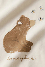 
                        
                          將圖片載入圖庫檢視器 Jamie Kay Organic Cotton Marshall Long Sleeve Top - Cloud Honeybee Bear
                        
                      
