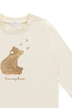 
                        
                          將圖片載入圖庫檢視器 Jamie Kay Organic Cotton Marshall Long Sleeve Top - Cloud Honeybee Bear
                        
                      