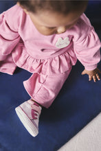 
                        
                          將圖片載入圖庫檢視器 Mothercare Pink Sweatshirt and Joggers Outfit
                        
                      