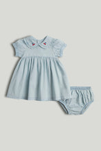 
                        
                          將圖片載入圖庫檢視器 Mothercare Blue Chambray Dress and Knickers
                        
                      