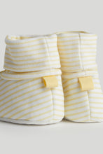 
                        
                          將圖片載入圖庫檢視器 Mothercare Sunshine Rattle Sock-Top Booties
                        
                      