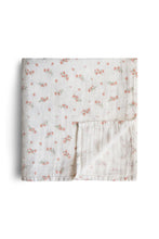 
                        
                          Load image into Gallery viewer, Mushie Organic Cotton Muslin Swaddle Blanket Pink Flowers 1
                        
                      
