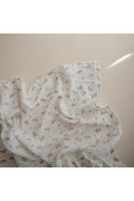 
                        
                          Load image into Gallery viewer, Mushie Organic Cotton Muslin Swaddle Blanket Pink Flowers 2
                        
                      