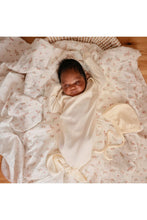 
                        
                          Load image into Gallery viewer, Mushie Organic Cotton Muslin Swaddle Blanket Pink Flowers 4
                        
                      