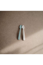 
                        
                          Load image into Gallery viewer, Mushie Silicone Feeding Spoons 2-Pack Cambridge Blue Shifting Sand 2
                        
                      