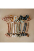 
                        
                          Load image into Gallery viewer, Mushie Silicone Pacifier Clip - Hera 1
                        
                      