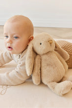 
                        
                          將圖片載入圖庫檢視器 Snuggle Bunnies Penelope - Caramel 30cm
                        
                      