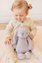 
                        
                          將圖片載入圖庫檢視器 Snuggle Bunnies Penelope - Silver 30cm
                        
                      