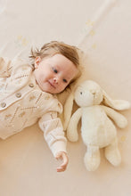 
                        
                          將圖片載入圖庫檢視器 Snuggle Bunnies Penelope - Sunshine 30cm
                        
                      