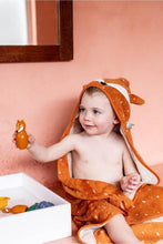 
                        
                          Load image into Gallery viewer, Trixie Bath Toy Splashing Animals - Mrs Rabbit &amp; Mr Fox
                        
                      
