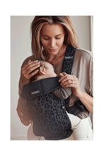 
                        
                          將圖片載入圖庫檢視器 Babybjorn Baby Carrier Mini Anthraciteleo 3D Mesh 2
                        
                      