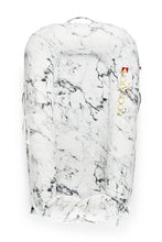 
                        
                          將圖片載入圖庫檢視器 Dockatot Deluxe Docks Carrara Marble 0 8 Months 1
                        
                      