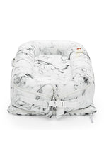 
                        
                          將圖片載入圖庫檢視器 Dockatot Deluxe Docks Carrara Marble 0 8 Months 3
                        
                      