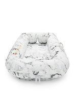 
                        
                          將圖片載入圖庫檢視器 Dockatot Deluxe Docks Carrara Marble 0 8 Months 4
                        
                      