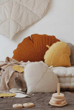 
                        
                          將圖片載入圖庫檢視器 Moi Mili Honey Velvet Leaf Pillow 4
                        
                      