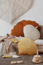 
                        
                          將圖片載入圖庫檢視器 Moi Mili Honey Velvet Leaf Pillow 6
                        
                      