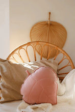 
                        
                          將圖片載入圖庫檢視器 Moi Mili Soft Pink Velvet Leaf Pillow 2
                        
                      