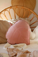 
                        
                          將圖片載入圖庫檢視器 Moi Mili Soft Pink Velvet Leaf Pillow 5
                        
                      