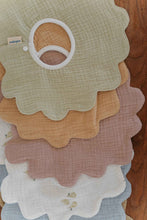 
                        
                          將圖片載入圖庫檢視器 Softspot Soft Petal Bibs Bloom 4
                        
                      