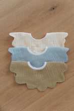 
                        
                          將圖片載入圖庫檢視器 Softspot Soft Petal Bibs Dream 2
                        
                      