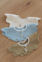 
                        
                          將圖片載入圖庫檢視器 Softspot Soft Petal Bibs Dream 6
                        
                      