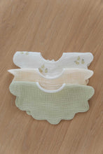 
                        
                          將圖片載入圖庫檢視器 Softspot Soft Petal Bibs Garden 1
                        
                      