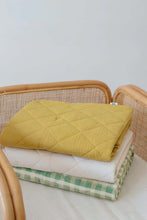 
                        
                          將圖片載入圖庫檢視器 Softspot Soft Quilt Blanket Butternut 7
                        
                      